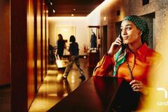 mujer hablando por teléfono desde su oficina