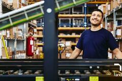 hombre sonriendo en un centro de distribución