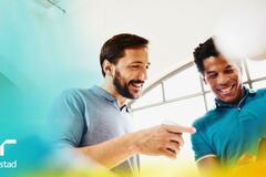 colaborador enseñando a su manager a utilizar las redes sociales.