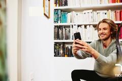persona revisando sus redes sociales.