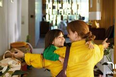 mujer abrazando a su hija al llegar a casa.