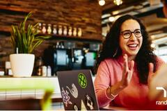 mujer platicando una con una colaboradora.
