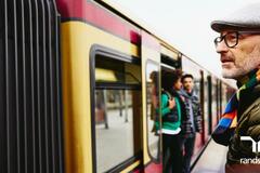 hombre frente a un tren.