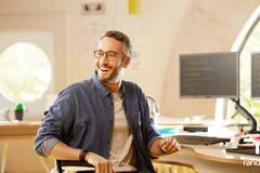 colaborador sonriente en la oficina.