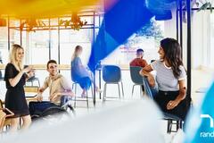 colaboradores de diferentes áreas conviviendo en la oficina.