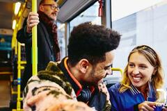 dos colaboradores sonrientes camino al trabajo.