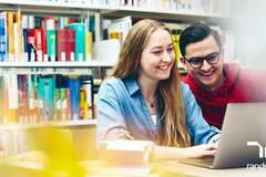 dos estudiantes en búsqueda de empleo.