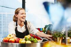 cocinera feliz en su empleo.