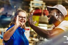 dos colaboradores felices en su empleo.