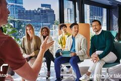 colaboradores en su sesión de integración.