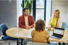 tres colaboradores en una reunión de onboarding.