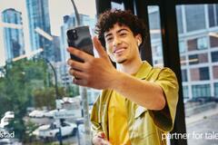 joven en una entrevista a través de su celular.