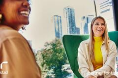 mujeres líderes platicando en la oficina.