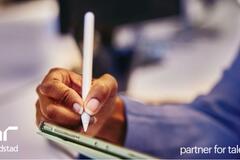 la mano de una persona escribiendo.