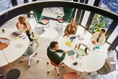 colaboradores platicando en la oficina.