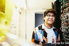 un joven empleado trabajando en una posición de TI.