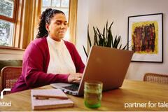 una mujer buscando empleo en un job board.