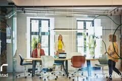 3 personas en la oficina en una reunión.