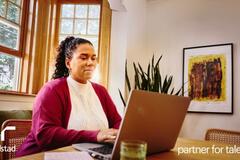 una mujer en su escritorio trabajando.