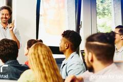 un grupo de colaboradores en una sesión de onboarding.