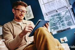 un hombre viendo su tablet.