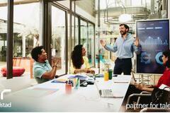 un grupo de colaboradores en una sesión de onboarding.