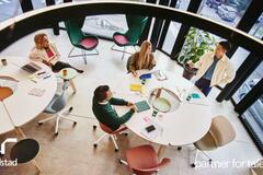 un grupo de colaboradores trabajando en la oficina. 