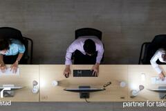3 colaboradores en una oficina trabajando.