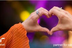 Primer plano de una persona haciendo un gesto con la mano en forma de corazón.