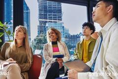 un grupo de colaboradores en una sesión de onboarding.