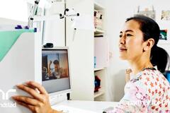  Mujer guardando archivos sentada en su escritorio en su oficina en casa.