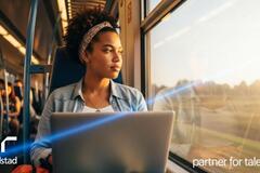 Una mujer trabajando en su laptop en un tren