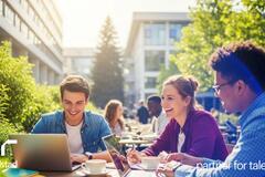  Tres estudiantes sentados a una mesa en un patio soleado al aire libre, conversando y estudiando juntos. Generado por IA.