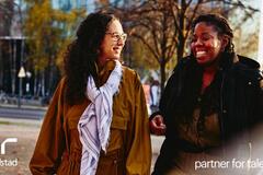 Dos mujeres sonriendo y platicando