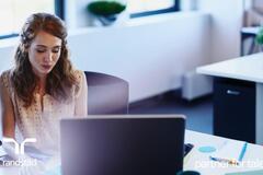  Mujer sentada en un escritorio detrás de una computadora 