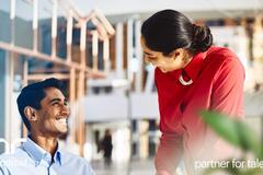  Hombre y mujer hablando y sonriendo.
