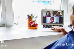 un hombre en una reunión online.