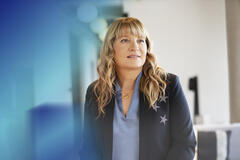 Mujer mirando al horizonte