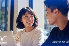 dos jóvenes en una cafetería redactando su cv.