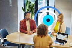 3 personas en una entrevista de trabajo.