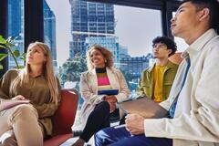 4 personas en una reunión viendo al frente 