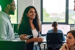 un grupo de personas en la oficina platicando.