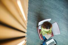 Mujer trabajando en oficina