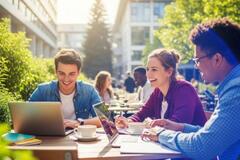 Un grupo de personas conversando en la oficina.