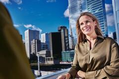 una mujer en una terraza. 