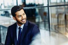 un hombre director de una empresa.