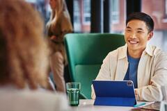 un hombre en una entrevista de trabajo digital.