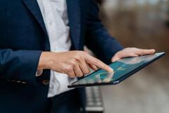 Mano de una persona tocando una tablet