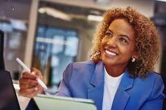 Mujer trabajando y tomando notas