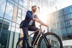 Hombre en bicicleta por su trabajo